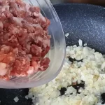 Priprema mesa | Postupak 1 | Slika 6/10 Musaka sa mlevenim mesom i krompirom | Priprema mesa | Postupak 1 | Slika 6/10