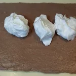 Rozen torta sa Milka čokoladom | Ređanje torte | Postupak 5 | Slika 5/9