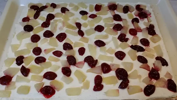 Voćna torta sa ananasom i višnjama | Istaknuta slika 3/4 | Osvežavajući, voćni, duet, prirode, u, slakom