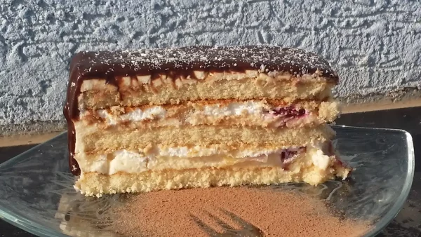 Voćna torta sa ananasom i višnjama | Istaknuta slika 1/4 | Osvežavajući, voćni, duet, prirode, u, slakom