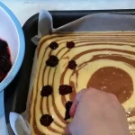 Ređanje kolača | Postupak 4 | Slika 7/8 Mramorni kolač sa kupinama | Ređanje kolača | Postupak 4 | Slika 7/8