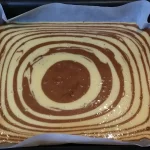 Ređanje kolača | Postupak 4 | Slika 6/8 Mramorni kolač sa kupinama | Ređanje kolača | Postupak 4 | Slika 6/8