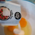 Priprema jaja za patišpan | Postupak 1 | Slika 2/4 Mramorni kolač sa kupinama | Priprema jaja za patišpan | Postupak 1 | Slika 2/4