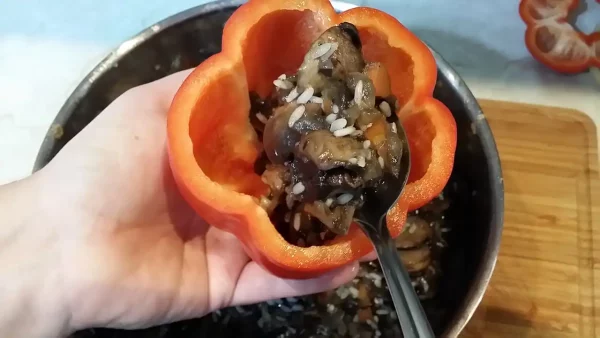 Posne punjene paprike sa pečurkama | Istaknuta slika 3/4 | 7, neodoljivih, –, paprika, pečurka, pirinač, krompir, i, šargarepa, u, balansu, paradajz, sosa, i, luka
