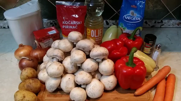 Posne punjene paprike sa pečurkama | Istaknuta slika 4/4 | 7, neodoljivih, –, paprika, pečurka, pirinač, krompir, i, šargarepa, u, balansu, paradajz, sosa, i, luka