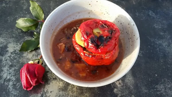 Posne punjene paprike sa pečurkama | Istaknuta slika 1/4 | 7, neodoljivih, –, paprika, pečurka, pirinač, krompir, i, šargarepa, u, balansu, paradajz, sosa, i, luka