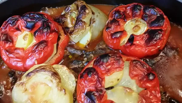 Posne punjene paprike sa pečurkama | Istaknuta slika 2/4 | 7, neodoljivih, –, paprika, pečurka, pirinač, krompir, i, šargarepa, u, balansu, paradajz, sosa, i, luka