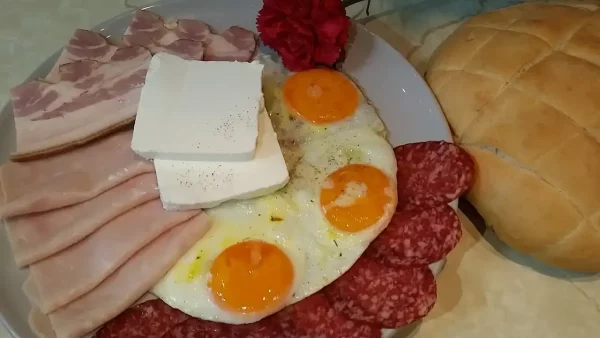 Banatski doručak sa jajima i suhomesnatim | Istaknuta slika 1/4 | Energija, koja, te, uvodi, u, radni, mod, brže, od, alarma