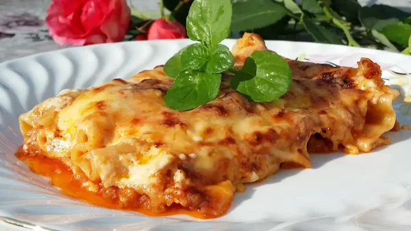 Kaneloni bolonjez | Istaknuta slika 1/4 | Italijanski, klasik, na, mom, stolu