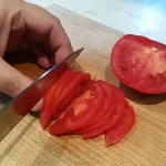 Salata od paradajza i crvenog luka | Priprema povrća | Postupak 1 | Slika 5/8