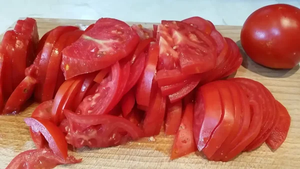 Salata od paradajza i crvenog luka | Istaknuta slika 3/4 | Klasična, osvežavajuća, savršena, za, tople, dane
