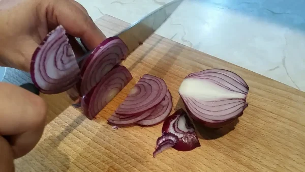 Salata od paradajza i crvenog luka | Istaknuta slika 2/4 | Klasična, osvežavajuća, savršena, za, tople, dane