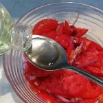 Salata od paradajza i crvenog luka | Dodavanje začina | Postupak 2 | Slika 3/4