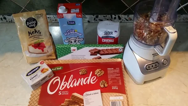 Oblatne sa čokoladom i keksom | Istaknuta slika 4/4 | Tri, zvanična, kralja, ukusa:, čokolada, keks, i, orasi, na, podijum, oblandi