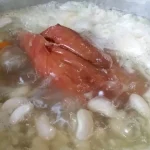 Gust pasulj sa dimljlenom kolenicom | 2/4 Gust pasulj sa dimljlenom kolenicom | Istaknuta slika 2/4 | Tradicija, ukusa, prenošena, generacijama, na, selu, obrok, koji, greje, i, hrani
