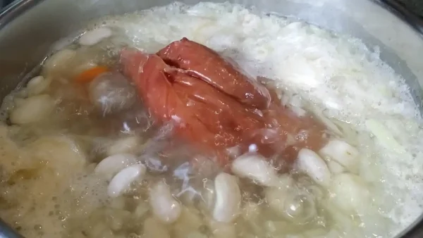 Gust pasulj sa dimljlenom kolenicom | 2/4 Gust pasulj sa dimljlenom kolenicom | Istaknuta slika 2/4 | Tradicija, ukusa, prenošena, generacijama, na, selu, obrok, koji, greje, i, hrani