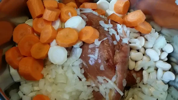Gust pasulj sa dimljlenom kolenicom | 3/4 Gust pasulj sa dimljlenom kolenicom | Istaknuta slika 3/4 | Tradicija, ukusa, prenošena, generacijama, na, selu, obrok, koji, greje, i, hrani