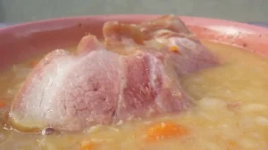 Gust pasulj sa dimljlenom kolenicom