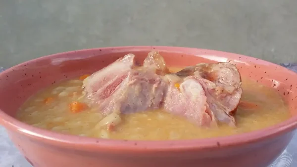 Gust pasulj sa dimljlenom kolenicom | 1/4 Gust pasulj sa dimljlenom kolenicom | Istaknuta slika 1/4 | Tradicija, ukusa, prenošena, generacijama, na, selu, obrok, koji, greje, i, hrani