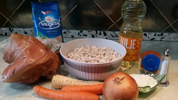 Gust pasulj sa dimljlenom kolenicom | 4/4 Gust pasulj sa dimljlenom kolenicom | Istaknuta slika 4/4 | Tradicija, ukusa, prenošena, generacijama, na, selu, obrok, koji, greje, i, hrani