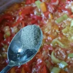 Kobasica sa pirinčom i povrćem iz rerne | Dodavanje ostalih sastojka | Postupak 3 | Slika 4/6