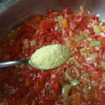 Kobasica sa pirinčom i povrćem iz rerne | Dodavanje ostalih sastojka | Postupak 3 | Slika 3/6