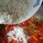 Kobasica sa pirinčom i povrćem iz rerne | Dodavanje ostalih sastojka | Postupak 3 | Slika 2/6