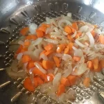 Kobasica sa pirinčom i povrćem iz rerne | Dinstanje povrća | Postupak 2 | Slika 5/8