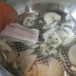 Kobasica sa pirinčom i povrćem iz rerne | Dinstanje povrća | Postupak 2 | Slika 3/8