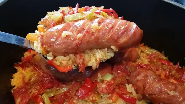 Kobasica sa pirinčom i povrćem iz rerne | 1/4 Kobasica sa pirinčom i povrćem iz rerne | Istaknuta slika 1/4 | Kad, se, neraskidiva, trojka, u, rerni, udruže, ručak, je, zagarantovan