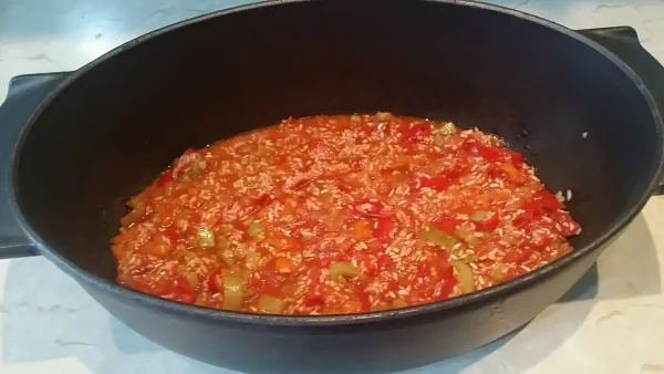 Kobasica sa pirinčom i povrćem iz rerne | 2/4 Kobasica sa pirinčom i povrćem iz rerne | Istaknuta slika 2/4 | Kad, se, neraskidiva, trojka, u, rerni, udruže, ručak, je, zagarantovan