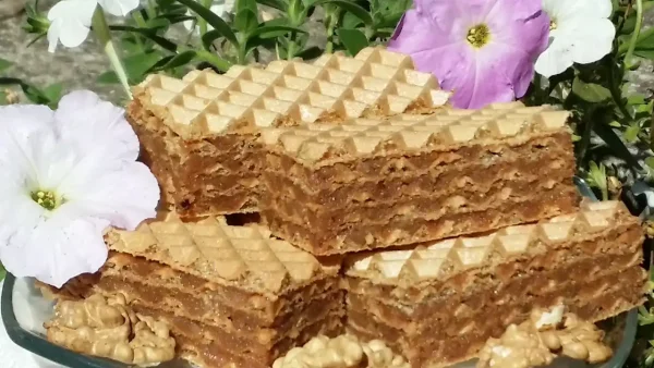 Oblatne sa čokoladom i keksom | 1/4 Oblatne sa čokoladom i keksom | Istaknuta slika 1/4 | Tri, zvanična, kralja, ukusa:, čokolada, keks, i, orasi, na, podijum, oblandi