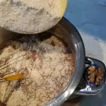 Dodavanje suvih sastojaka | Postupak 3 | Slika 1/4 Oblatne sa čokoladom i keksom | Dodavanje suvih sastojaka | Postupak 3 | Slika 1/4