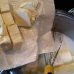 Priprema sastojaka koje topimo | Postupak 2 | Slika 3/7 Oblatne sa čokoladom i keksom | Priprema sastojaka koje topimo | Postupak 2 | Slika 3/7