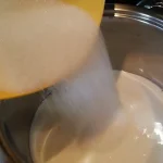 Priprema sastojaka koje topimo | Postupak 2 | Slika 2/7 Oblatne sa čokoladom i keksom | Priprema sastojaka koje topimo | Postupak 2 | Slika 2/7