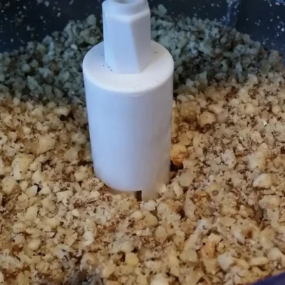 Mlevenje oraha  | Postupak 1 | Slika 1/2 Oblatne sa čokoladom i keksom | Mlevenje oraha  | Postupak 1 | Slika 1/2