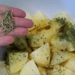 Pečeni krompir iz rerne | Dodavanje začina | Postupak 2 | Slika 4/6