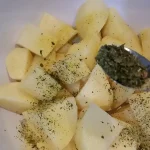 Pečeni krompir iz rerne | Dodavanje začina | Postupak 2 | Slika 3/6