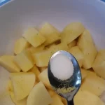 Pečeni krompir iz rerne | Dodavanje začina | Postupak 2 | Slika 2/6