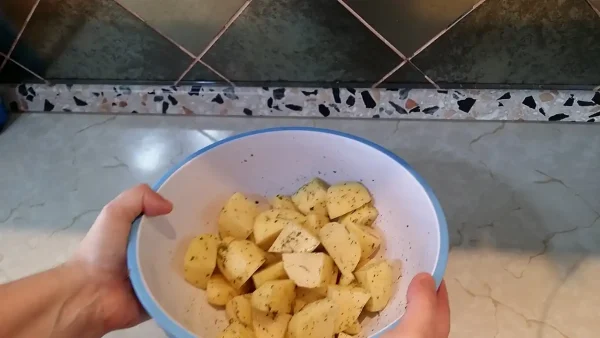 Pečeni krompir iz rerne | Istaknuta slika 2/4 | Zlatni, zagrljaj, hrskav, spolja, mek, kao, san, iznutra