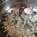 Sos od pečuraka | Dinstanje povrća | Postupak 2 | Slika 3/6