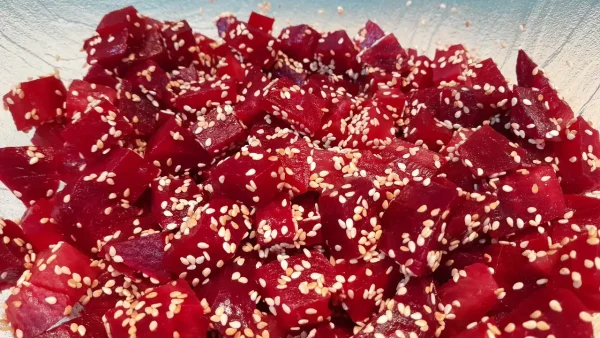 Salata od cvekle sa susamom | Istaknuta slika 3/4 | Žurka, u, salati, cvekla, i, susam, se, kupaju, u, pavlaci